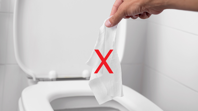 Bồn cầu inax xả nước yếu do bồn cầu bị tắc