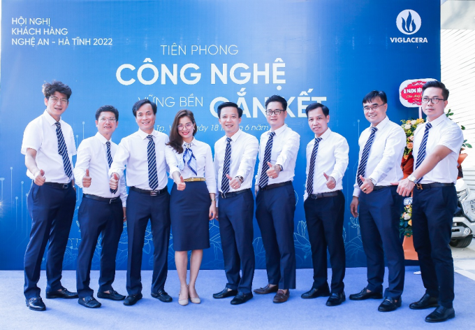 Đại diện ban lãnh đạo tham dự sự kiện Hội nghị khách hàng Nghệ An – Hà Tĩnh 2022. Ảnh: Viglacera